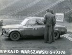 BMW załogi Lelio Lattari - Jan Borowski na mecie na Stadionie Dziesięciolecia w Warszawie